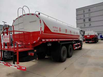 守護(hù)光澤縣潔凈與綠意 東風(fēng)多利卡灑水車的多重使命