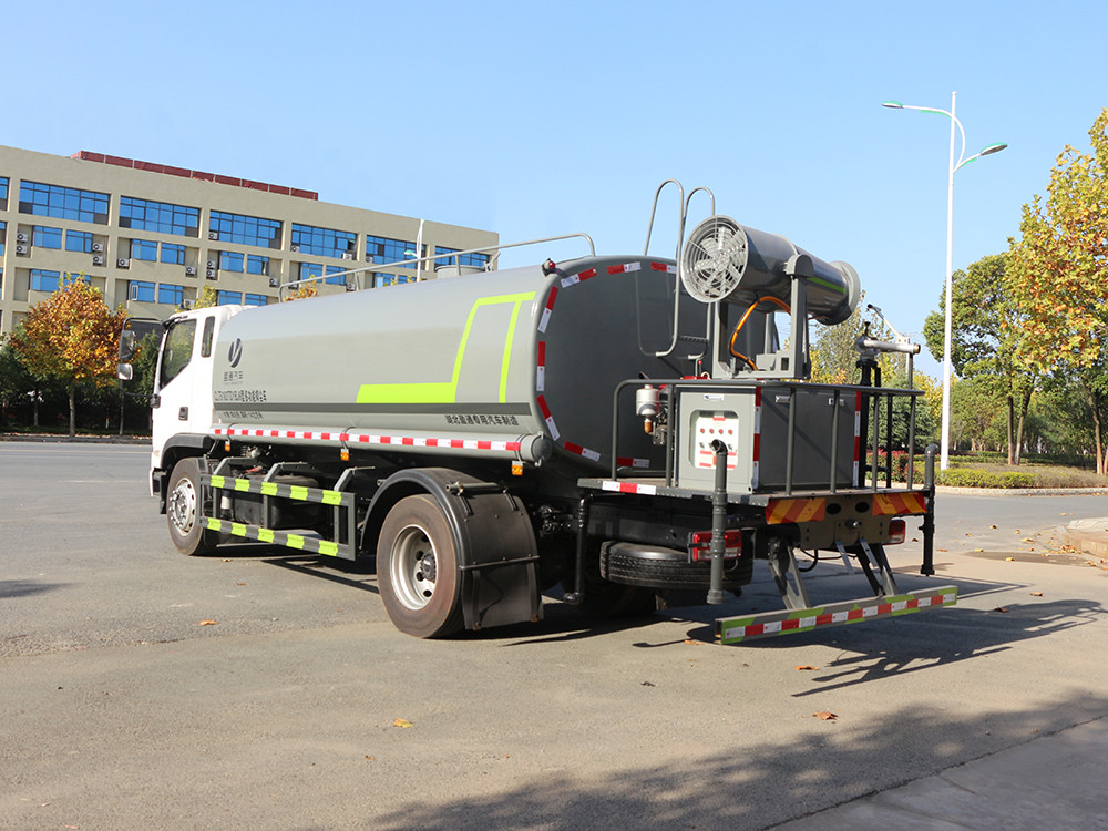 城市中的流動(dòng)清泉——灑水車的多重使命